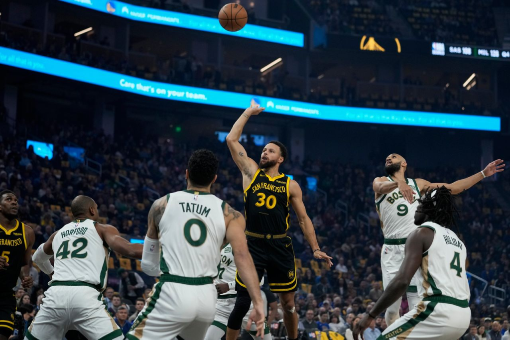 Die Golden State Warriors besiegten die Boston Celtics mit 132-126 in der Verlängerung und errangen damit ihren dritten Sieg in Folge.
